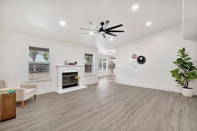 2323 N Milburn Avenue, Fresno, CA 93722