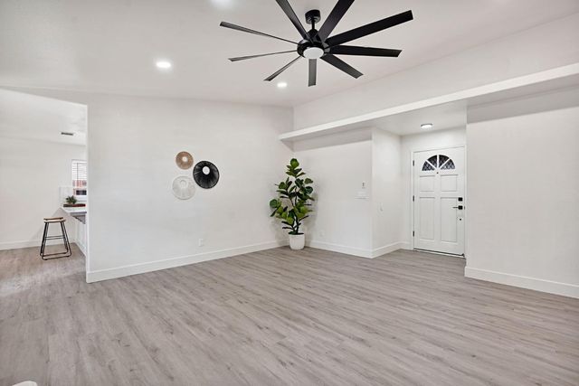 2323 N Milburn Avenue, Fresno, CA 93722