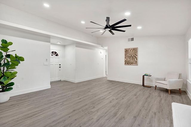2323 N Milburn Avenue, Fresno, CA 93722