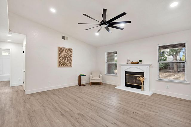 2323 N Milburn Avenue, Fresno, CA 93722