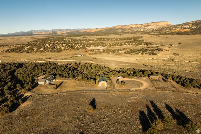 2250 E PAUNSAUGUNT DR, Hatch, UT 84735