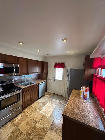 12 Green Lane, Levittown, NY 11756