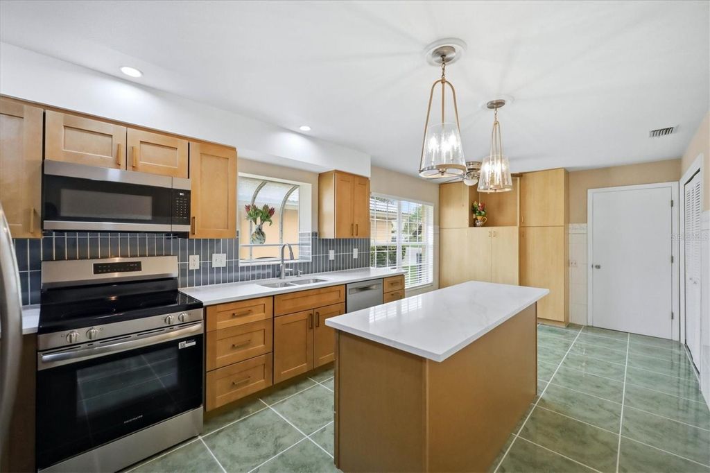 4738 DUNDEE DRIVE, BRADENTON, FL 34210 — photo 4