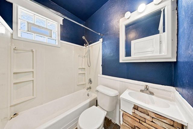 1564 S 77th STREET, West Allis, WI 53214