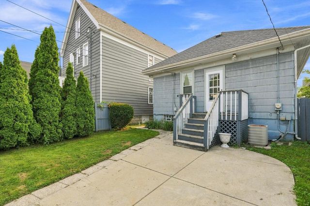 1564 S 77th STREET, West Allis, WI 53214