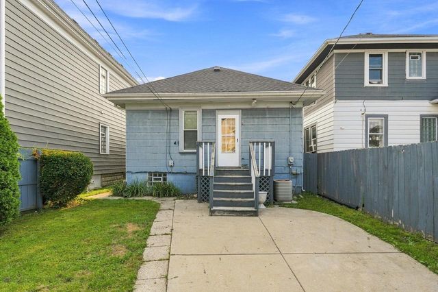 1564 S 77th STREET, West Allis, WI 53214