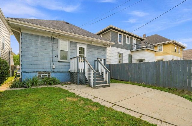 1564 S 77th STREET, West Allis, WI 53214