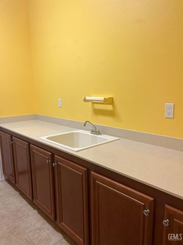 9910 Copenhagen Place, Bakersfield, CA 93306
