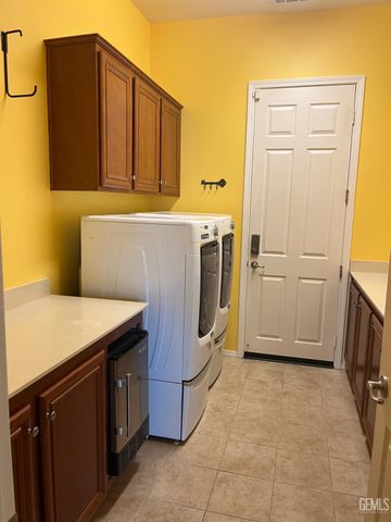 9910 Copenhagen Place, Bakersfield, CA 93306