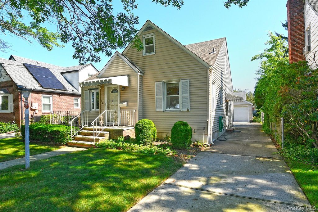 12 Hull Avenue, New Hyde Park, NY 11040 — photo 3