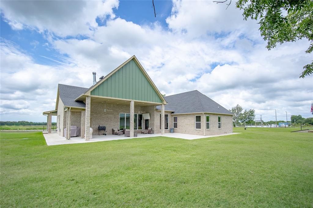 Image 25 of property listing at 26975 N County Road 3170, Elmore City, OK 73433