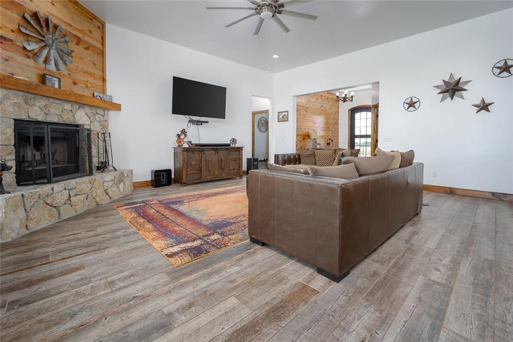 Image 5 of property listing at 26975 N County Road 3170, Elmore City, OK 73433