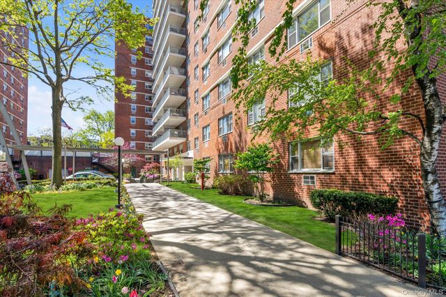 52-30 39 Drive 1G, Woodside, NY 11377