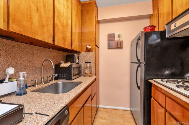 52-30 39 Drive 1G, Woodside, NY 11377