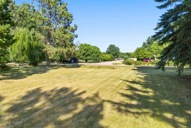 2936 47th ST SE, Minot, ND 58701