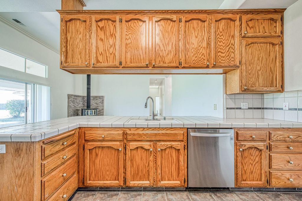 Image 16 of property listing at 16601 La Canada Road, Madera, CA 93636