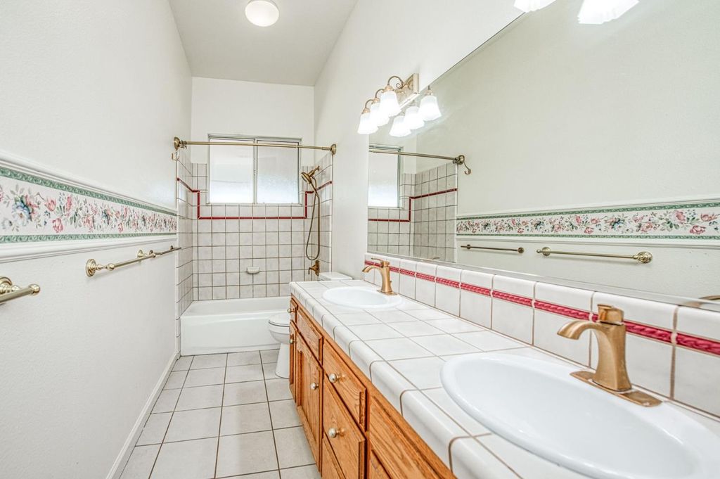 Image 18 of property listing at 16601 La Canada Road, Madera, CA 93636