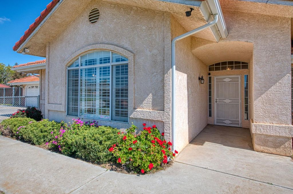 Image 2 of property listing at 16601 La Canada Road, Madera, CA 93636