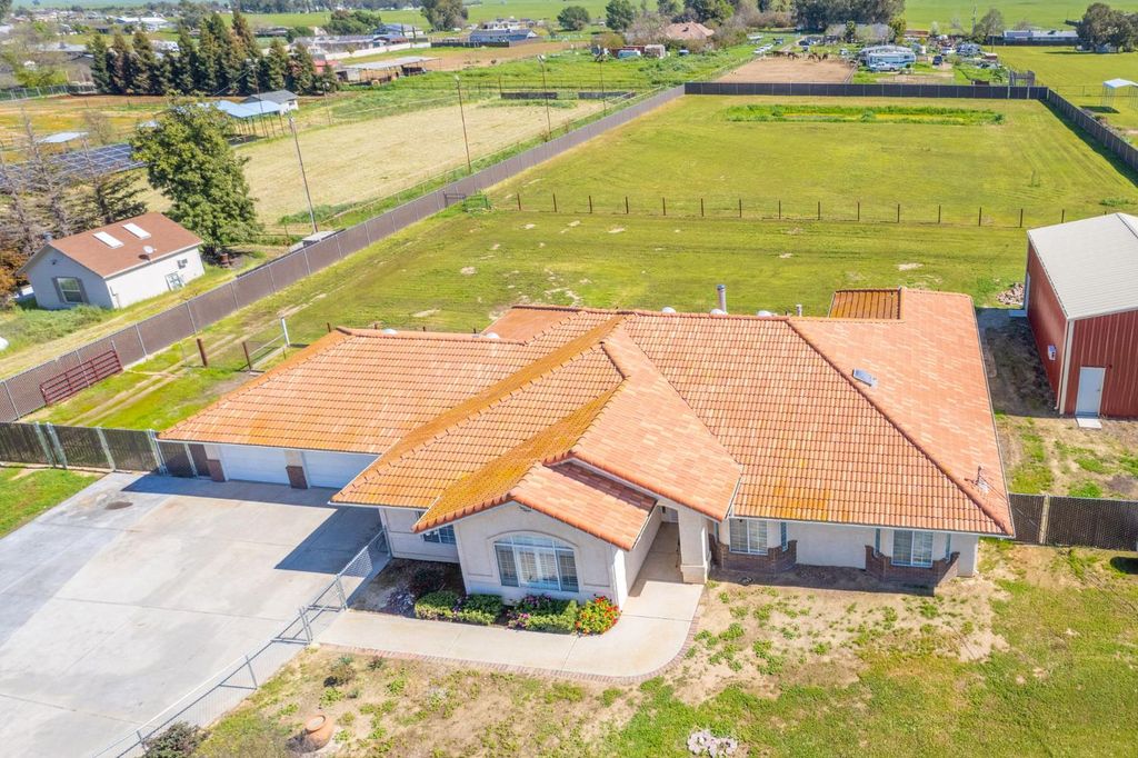 Image 3 of property listing at 16601 La Canada Road, Madera, CA 93636