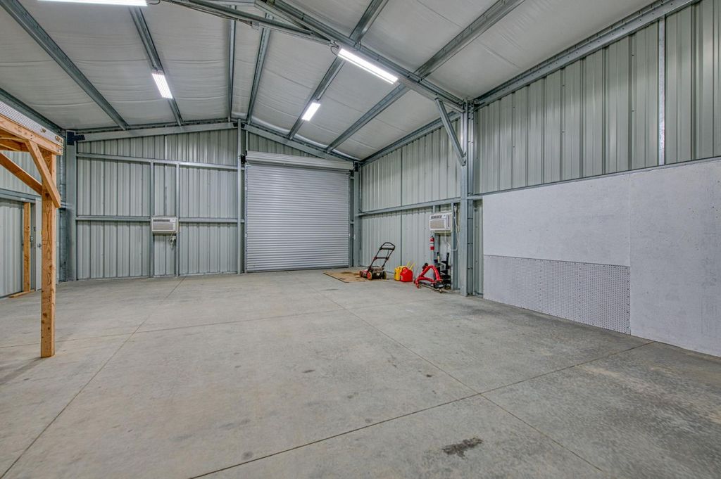 Image 31 of property listing at 16601 La Canada Road, Madera, CA 93636