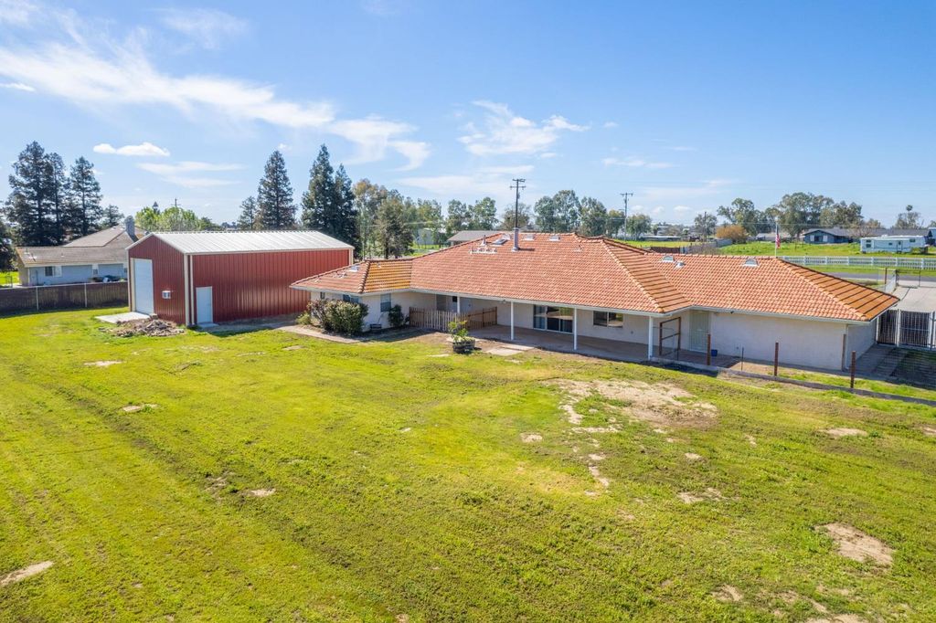 Image 6 of property listing at 16601 La Canada Road, Madera, CA 93636