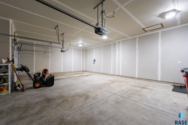 3312 N Geneva Trl Trail, Sioux Falls, SD 57107