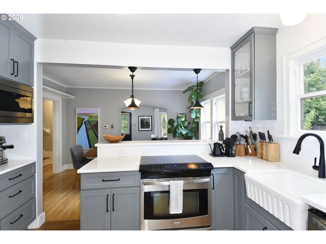 4406 Sw LOBELIA St, Portland, OR 97219