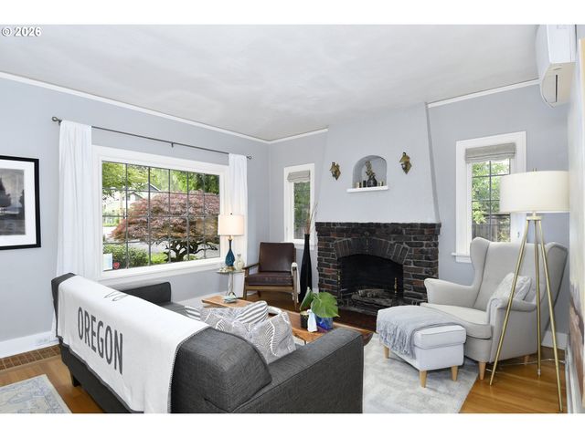 4406 Sw LOBELIA St, Portland, OR 97219