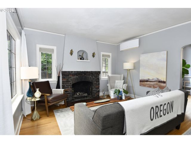 4406 Sw LOBELIA St, Portland, OR 97219