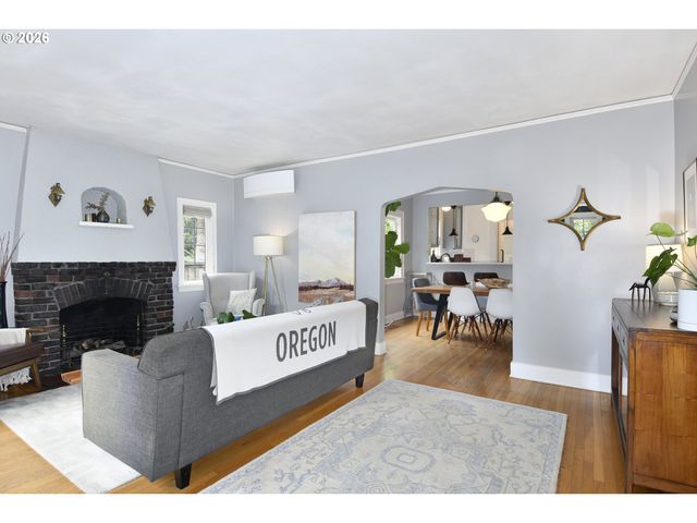 4406 Sw LOBELIA St, Portland, OR 97219