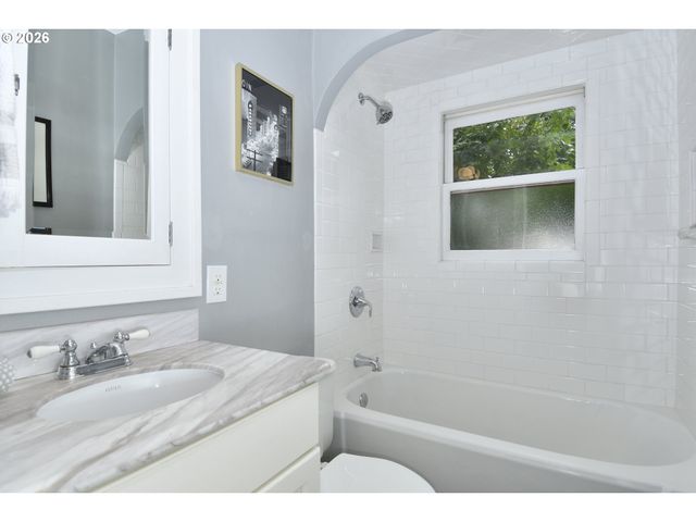 4406 Sw LOBELIA St, Portland, OR 97219