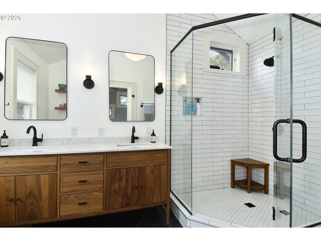4406 Sw LOBELIA St, Portland, OR 97219