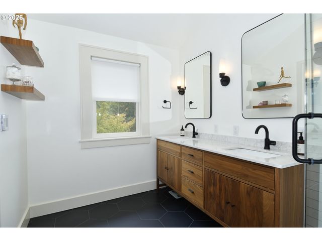 4406 Sw LOBELIA St, Portland, OR 97219