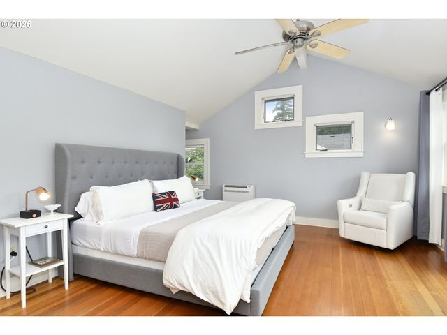 4406 Sw LOBELIA St, Portland, OR 97219