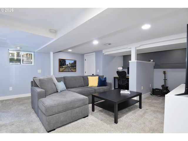 4406 Sw LOBELIA St, Portland, OR 97219