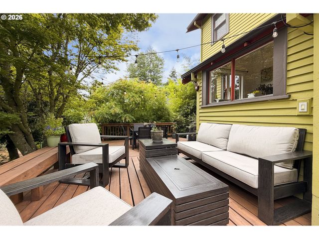 4406 Sw LOBELIA St, Portland, OR 97219