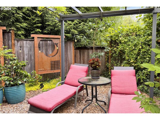 4406 Sw LOBELIA St, Portland, OR 97219