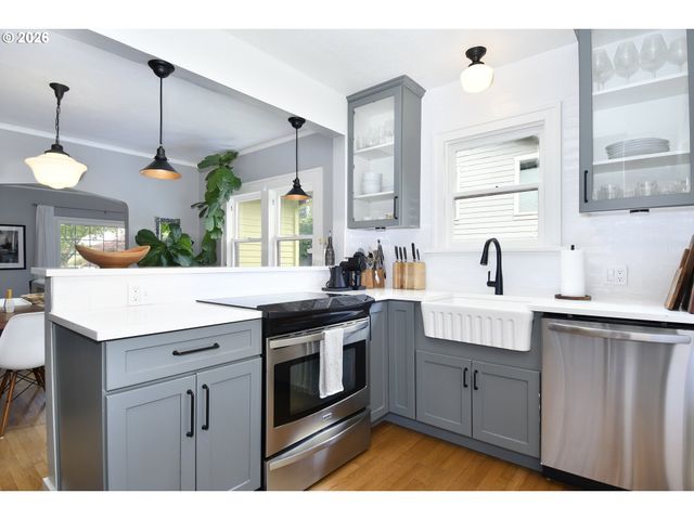 4406 Sw LOBELIA St, Portland, OR 97219