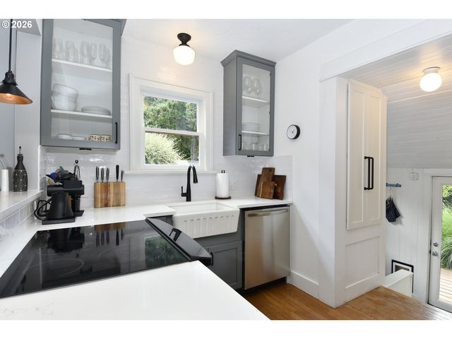 4406 Sw LOBELIA St, Portland, OR 97219