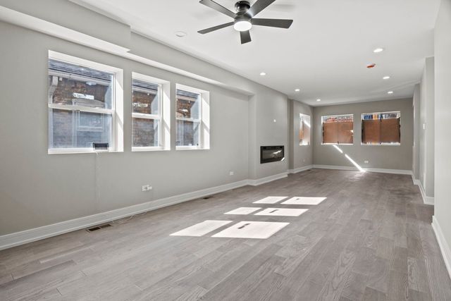 7711 S Ridgeland Avenue, Chicago, IL 60649