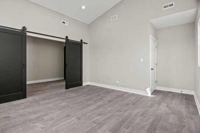 7711 S Ridgeland Avenue, Chicago, IL 60649