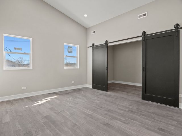 7711 S Ridgeland Avenue, Chicago, IL 60649