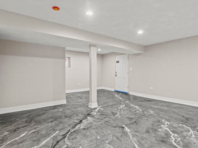 7711 S Ridgeland Avenue, Chicago, IL 60649