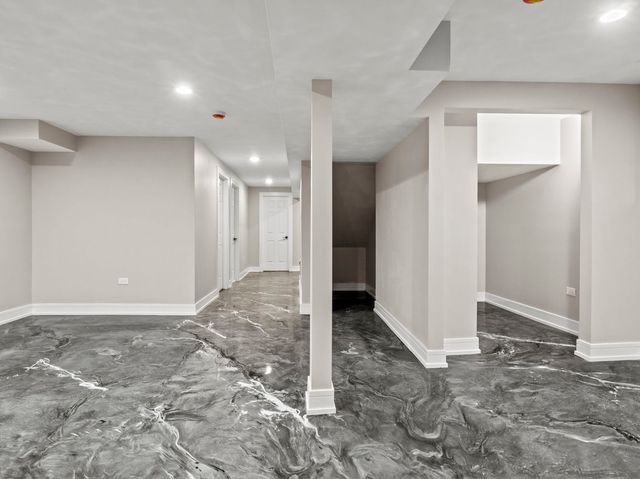 7711 S Ridgeland Avenue, Chicago, IL 60649