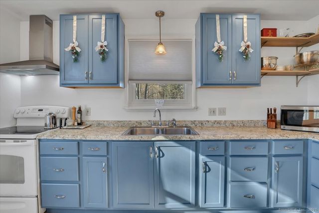 17 Flynn Lane, Middletown, CT 06457