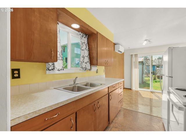 448 Ne 10TH St, Newport, OR 97365