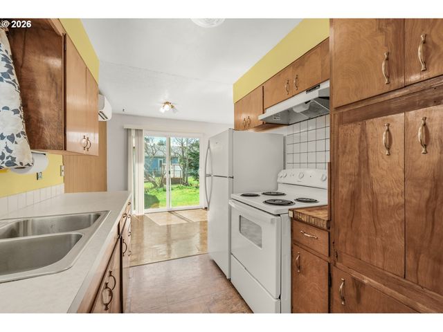 448 Ne 10TH St, Newport, OR 97365