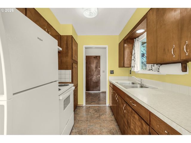 448 Ne 10TH St, Newport, OR 97365