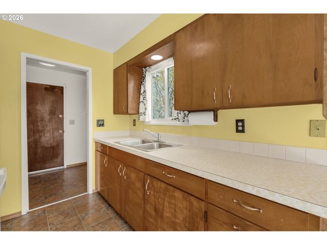 448 Ne 10TH St, Newport, OR 97365