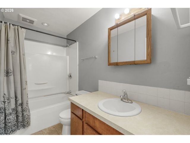 448 Ne 10TH St, Newport, OR 97365